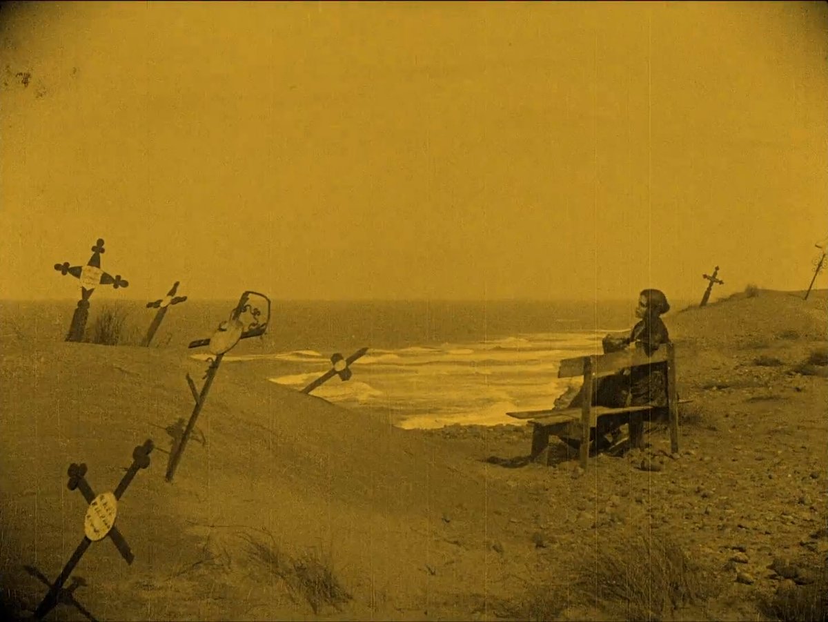 #Nosferatu Minute 49

Friedrich strikes again!
Murnau was inspired by
'The Monk by the Sea'

#arthistory #haiku #silentfilm #horror