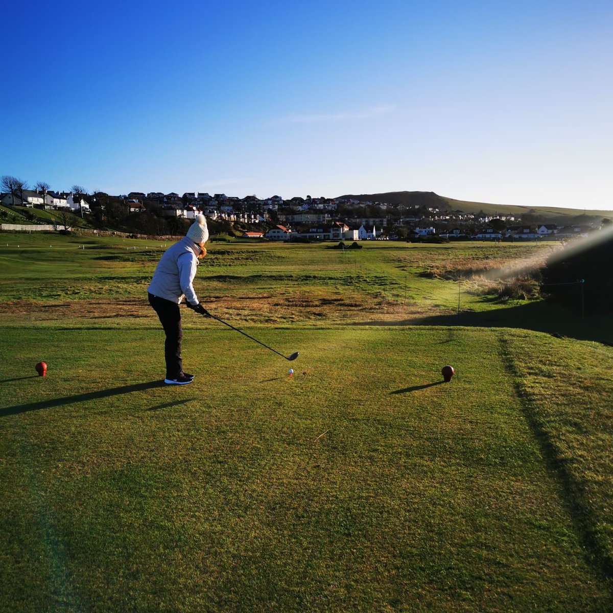 linzidye16's tweet photo. Blue skies and blue toes for today's @lovegolf_uk sessions @theWKGC @WestKilbridePro πβ³βοΈπβοΈ #bloodybaltic #fortheloveofit #howmanylayers #scottishwinter #blueskies https://t.co/jy9onZws28