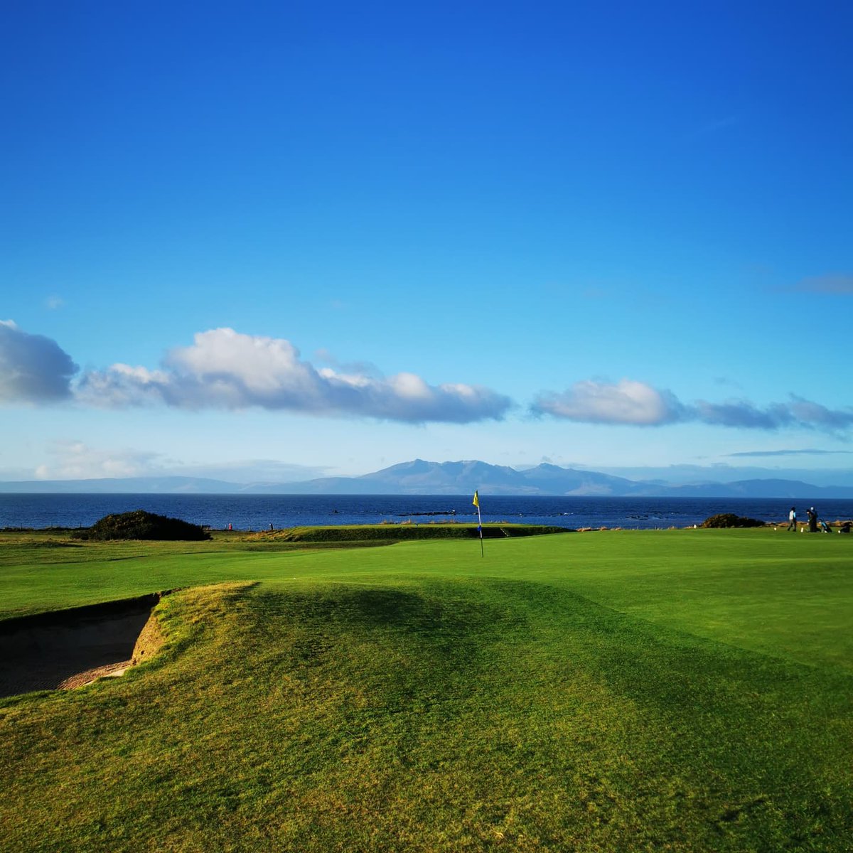 linzidye16's tweet photo. Blue skies and blue toes for today's @lovegolf_uk sessions @theWKGC @WestKilbridePro πβ³βοΈπβοΈ #bloodybaltic #fortheloveofit #howmanylayers #scottishwinter #blueskies https://t.co/jy9onZws28