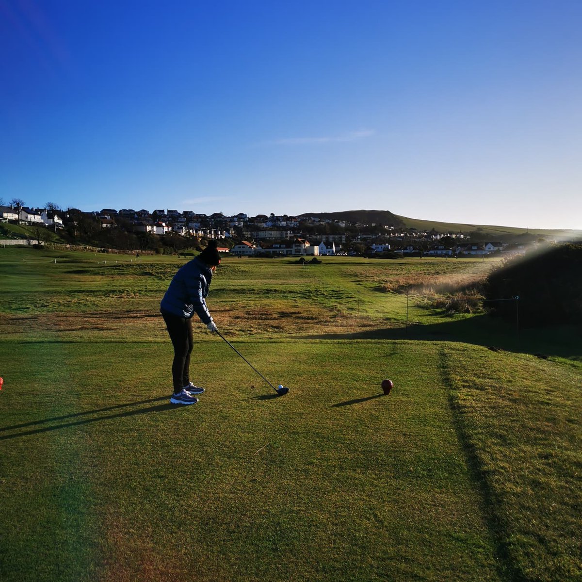linzidye16's tweet photo. Blue skies and blue toes for today's @lovegolf_uk sessions @theWKGC @WestKilbridePro πβ³βοΈπβοΈ #bloodybaltic #fortheloveofit #howmanylayers #scottishwinter #blueskies https://t.co/jy9onZws28