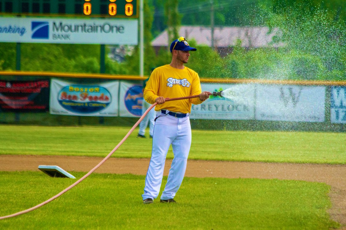 CoachLynn_BSB's tweet image. With snowmageddon coming, I’ve never had such a big urge to want to water a field that I do now… #BringSpring