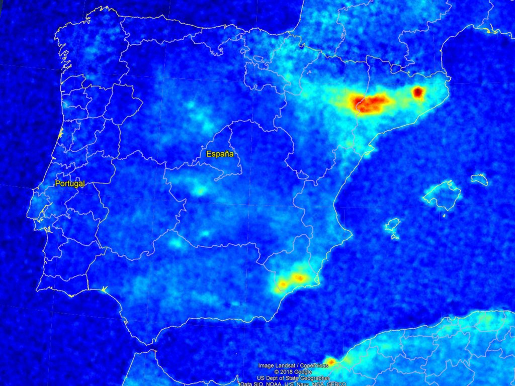 gerclouds's tweet image. Dos mapas: el uno, puntos calientes de emisión de amoníaco en la península ibérica. El otro, macrogranjas en España.