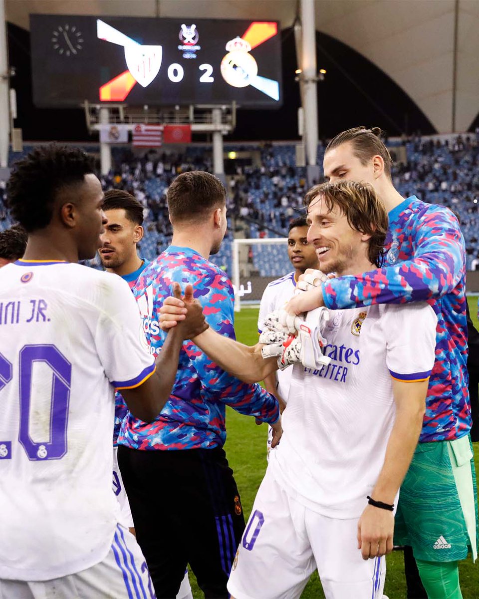 realmadrid's tweet photo. 🥳 #SUPERCAMPEONES 🥳 https://t.co/JsESK1aGfE