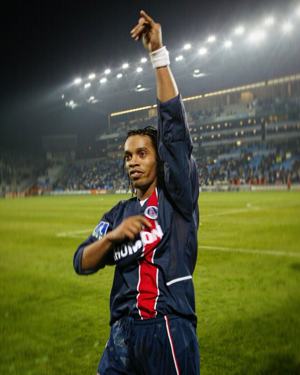 ActuFoot_'s tweet photo. Il y a 21 ans jour pour jour, Ronaldinho signait au PSG. ❤️💙 https://t.co/ETkJlHyNWo