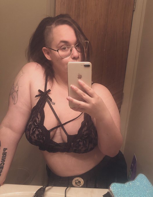 I was under the assumption that my face looked a little too &ldquo;long&rdquo; today&hellip;So I had the genius idea to<a href="/tag/bdsm"class="tags"><span>#bdsm</span></a><a href="/tag/findom"class="tags"><span>#findom</span></a><a href="/tag/findomworship"class="tags"><span>#findomworship</span></a><a href="/tag/bdsmlifstyle"class="tags"><span>#bdsmlifstyle</span></a>