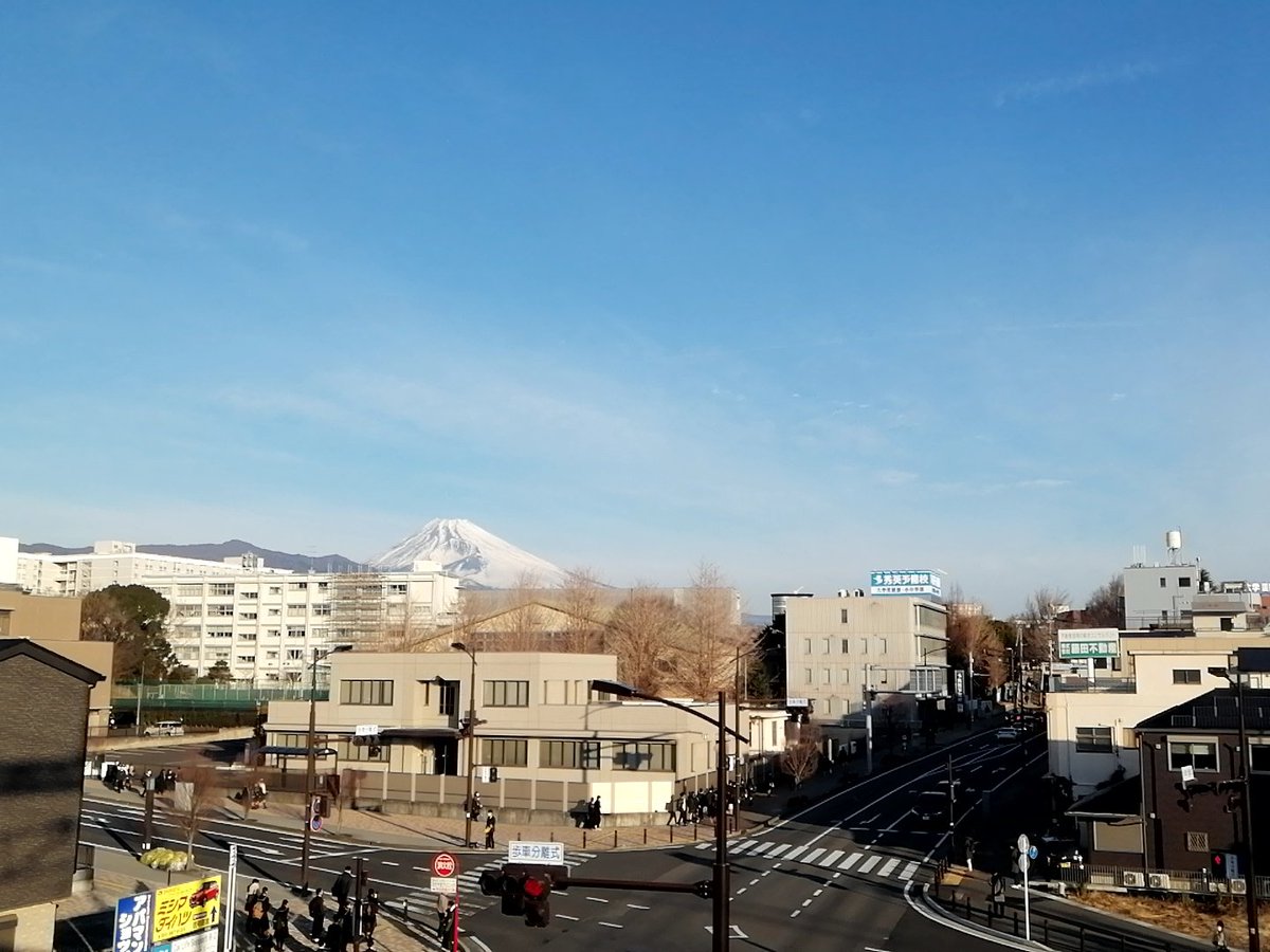 おはようございます。 今朝の富士山☀ 今日も快晴で気持ちのいい空です。 今週も一週間頑張っていきましょ！
