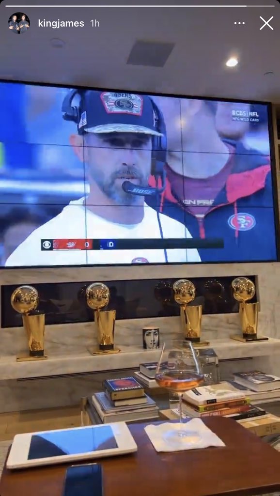 casualtakeking's tweet photo. Lebron James with a little subtle flex with all due respect https://t.co/zlbQoEbej9