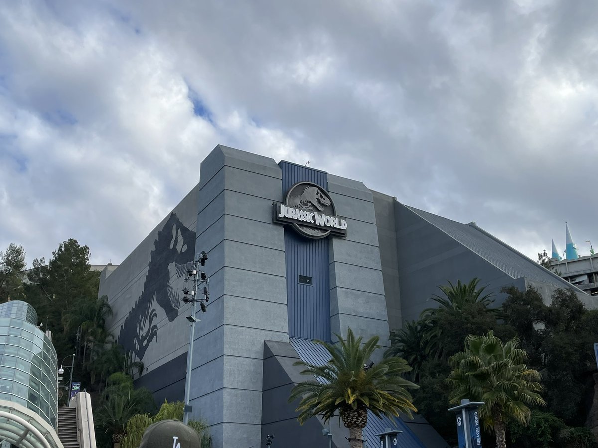 WildcatCoasters's tweet photo. Life will find a way… #JuassicWorld @UniStudios https://t.co/ySkGGytEFY