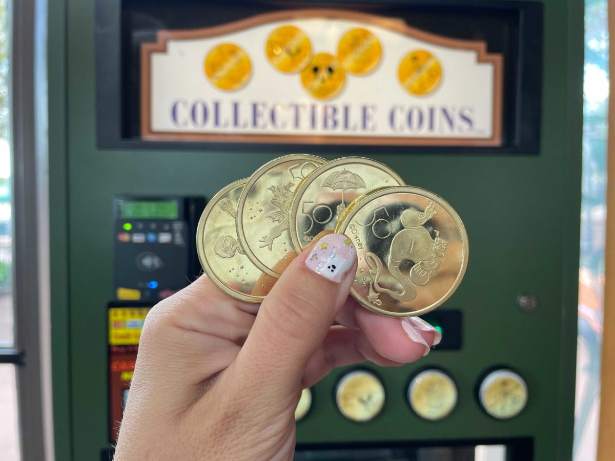 ItsTheMikeScott's tweet photo. . @DisneyParks Can someone tell me what the @Disney 50th Anniversary Medallions are made of please?
I need to clean up my souvenir before putting it in a coin protector and don't want to ruin this amazing keepsake. Thanks for being #TheMostMagicalPlaceonEarth #DisneyWorld https://t.co/noi0Wl5oMr