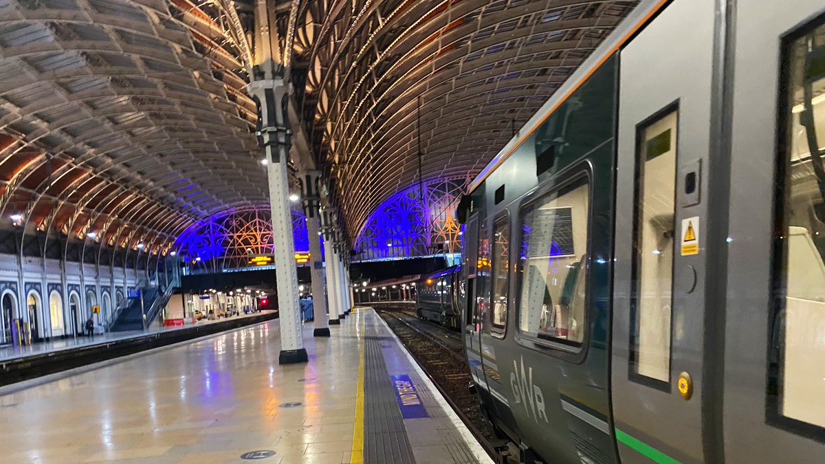 TookeyCookie's tweet image. 2021 vs 2022 16th January 

2o21: This time last year was the last day for the 4A free electric bus trial. We all awoke to a frosty morning, and I was very proud leading team Slough! 

2o22: One year on, learning to drive a train to Paddington! WOW!