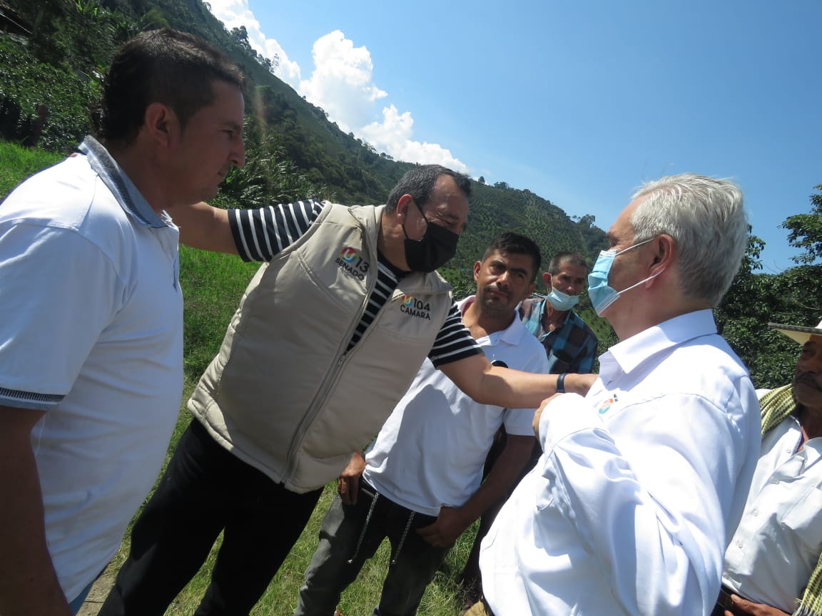 jvalenciamontoy's tweet photo. Apia, El Corazón del viento, me abrió nuevamente las puertas, con su gente, con el saludo del campesino ratifique mí compromiso con su campo y su progreso. @normahurtados #U13 #PorRisaraldaHágalePues #5000Caseos #U104 https://t.co/3ETcqWbbu5