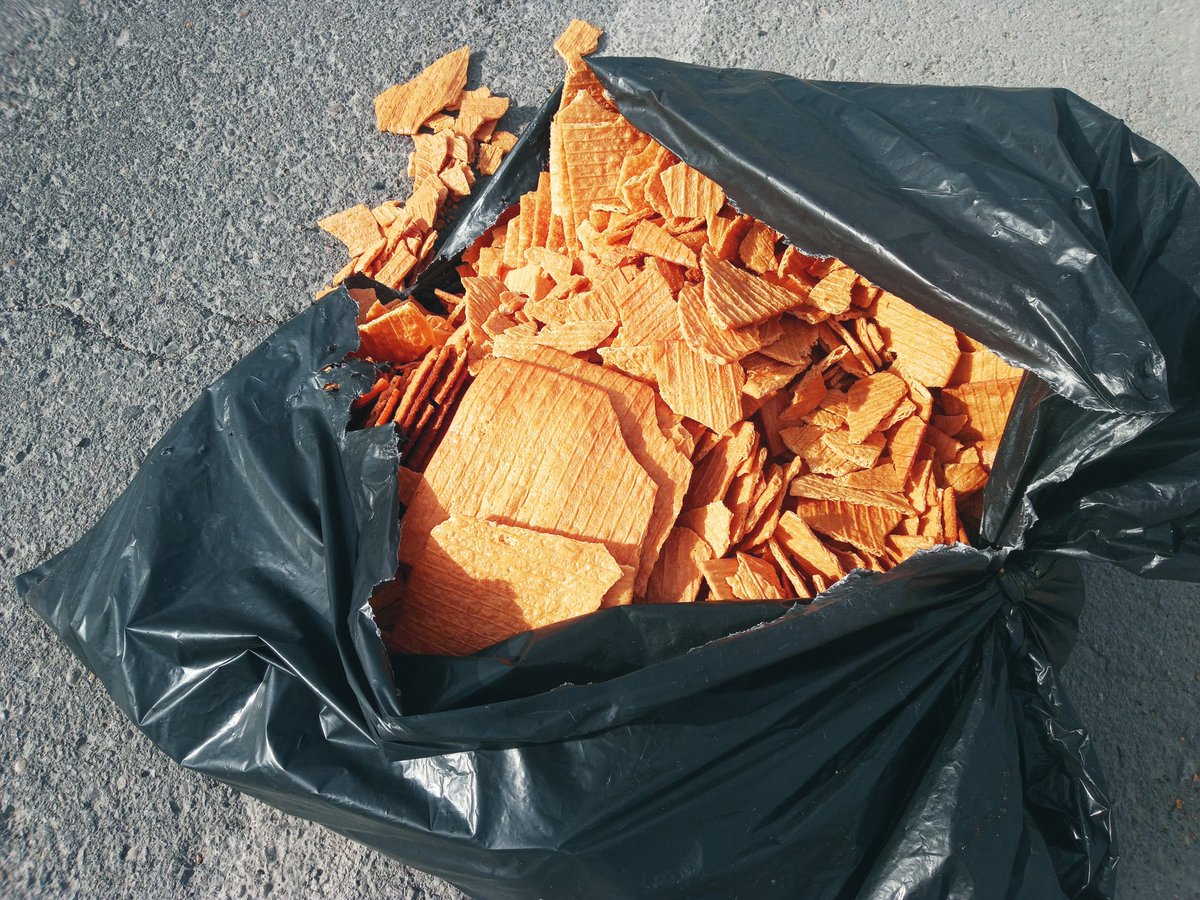ChavaRU's tweet photo. #PiedrasNegras #Coahuila 

A alguien se le cayeron los chicharrones en plena carretera 2 a la salida de Piedras.... Con una valentina y listo, a ponerse cómodos y ver Netflix. https://t.co/XJlhRvqQ56