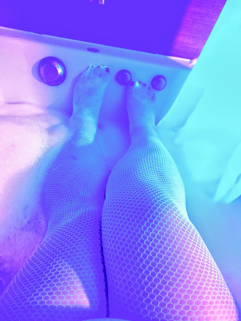 SugaSweets6's tweet photo. #Glow #BBWfishNets #JetTub https://t.co/kHDzv7uJno