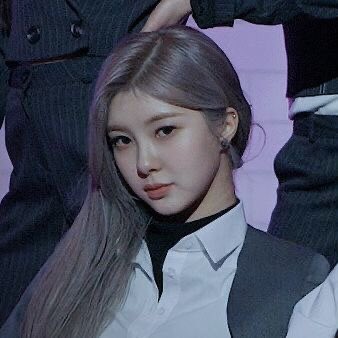 dayeonselca's tweet photo. SHE LOOKS SO GOOD https://t.co/FtcYjS2Mf5