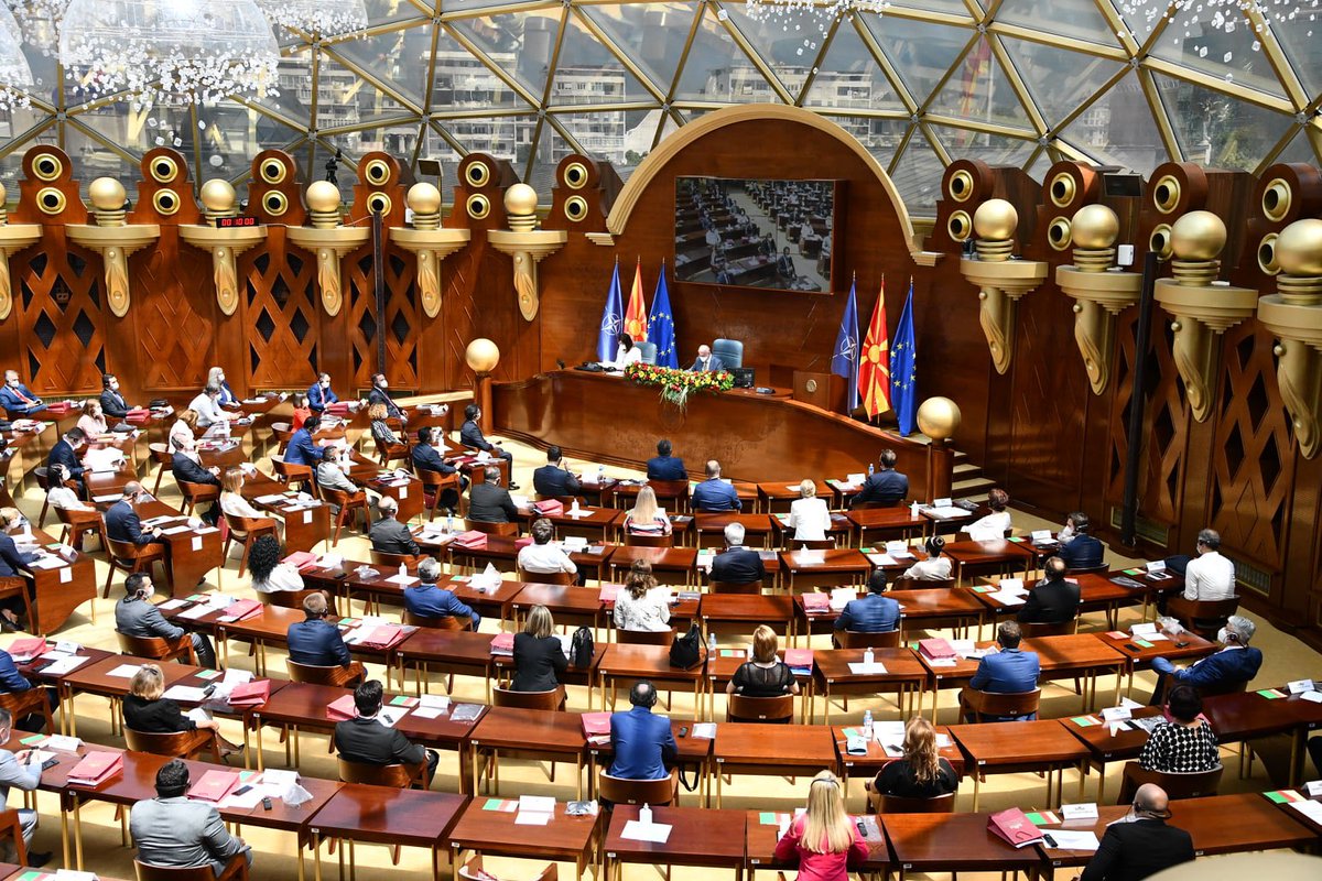 Зашто македонски парламент изгледа као да одлучују о будућности галаксије