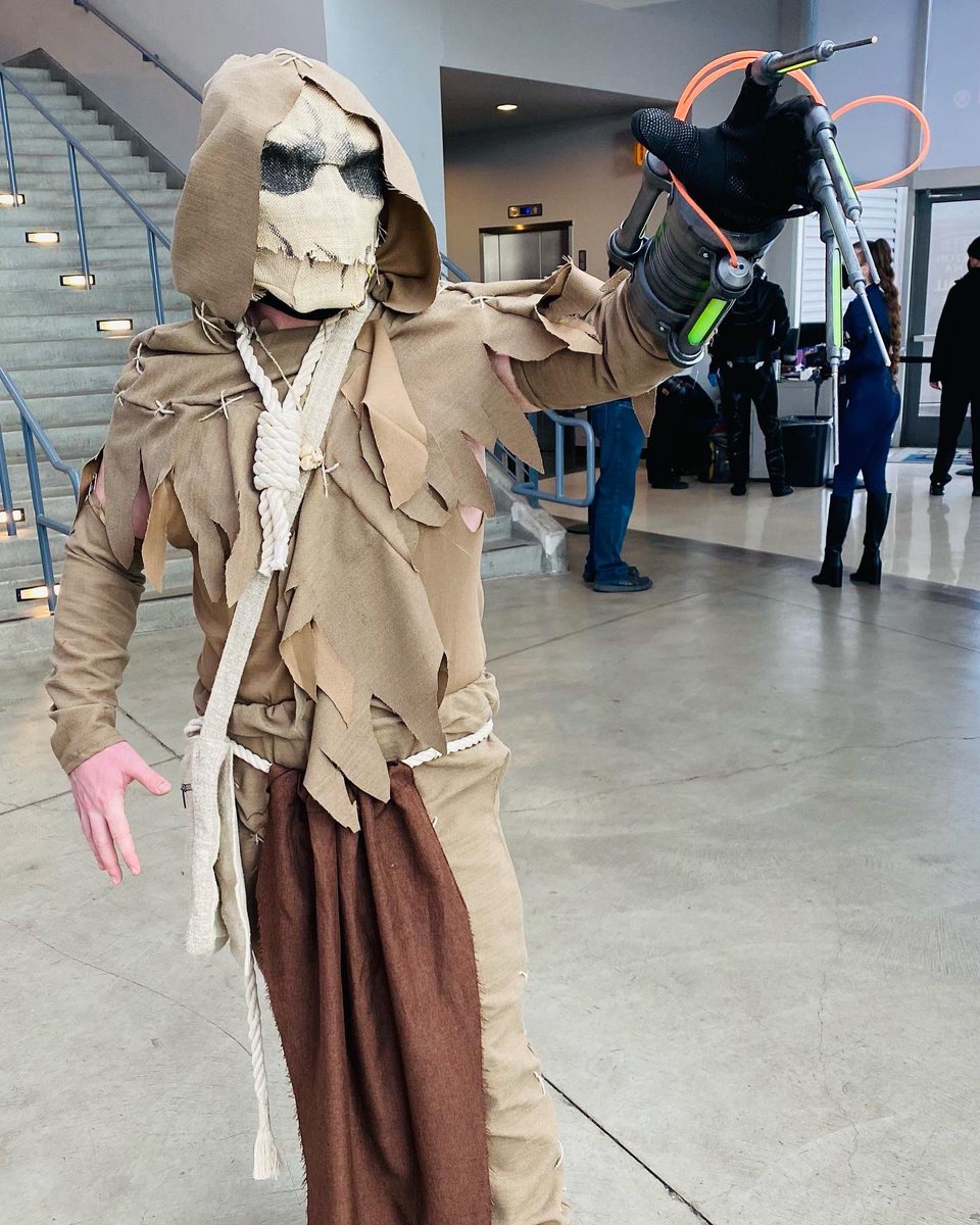 cloviscosplay's tweet photo. Chris in his Scarecrow cosplay @stocktoncon it was our first con with his newly built fear injector. Worked great! #scarecrow #scarecrowcosplay #dcscarecrow #dcscarecrowcosplay #dc #arkhamasylum #dcarkhamasylum #dcvillians #dccomics #dcmultiverse #fansdc #dccomiccosplay https://t.co/BiWVB3QF28