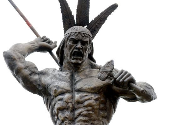 Esta nación heroica, desde sus luchas genésicas, ha sabido mantenerse en RESISTENCIA contra el imperialismo, venciendo las más difíciles circunstancias, que mientras más adversas, más  encumbrada nuestra gloria. RESISTENCIA es la primera “R”.