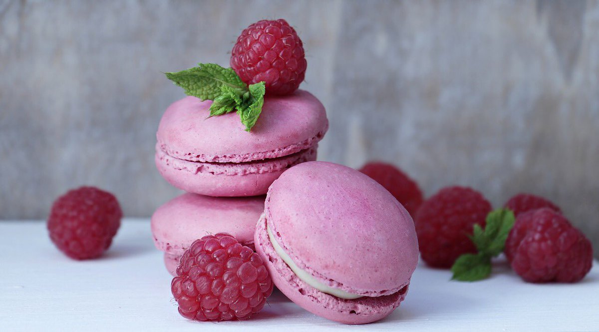 RevelDaily's tweet image. Macarons and raspberries! #Revel