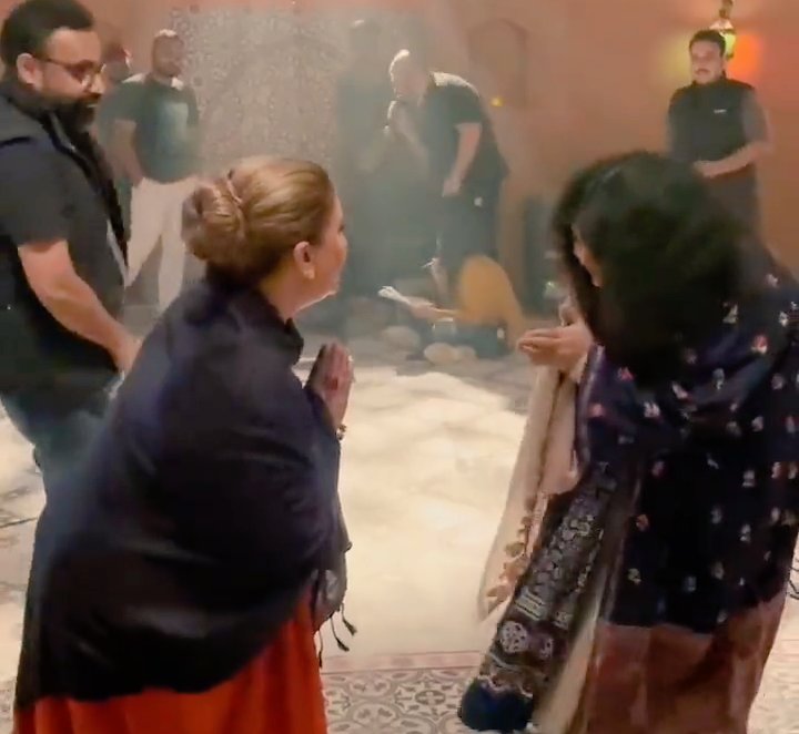 AdvKhoharo's tweet photo. This is picture of a century..Two Queens bowing each other♥️Queen #AbidaParveen dedicated all of her humility and inclination to Hazrat Abbas (as). She told that respect, love &amp; care is granted by Hazrat Abbas (as).What a gem she is 💎 🤲🏼
#cokestudio14 #NaseeboLal #TuJhoom #Jhoom https://t.co/rcdnLRMLp8