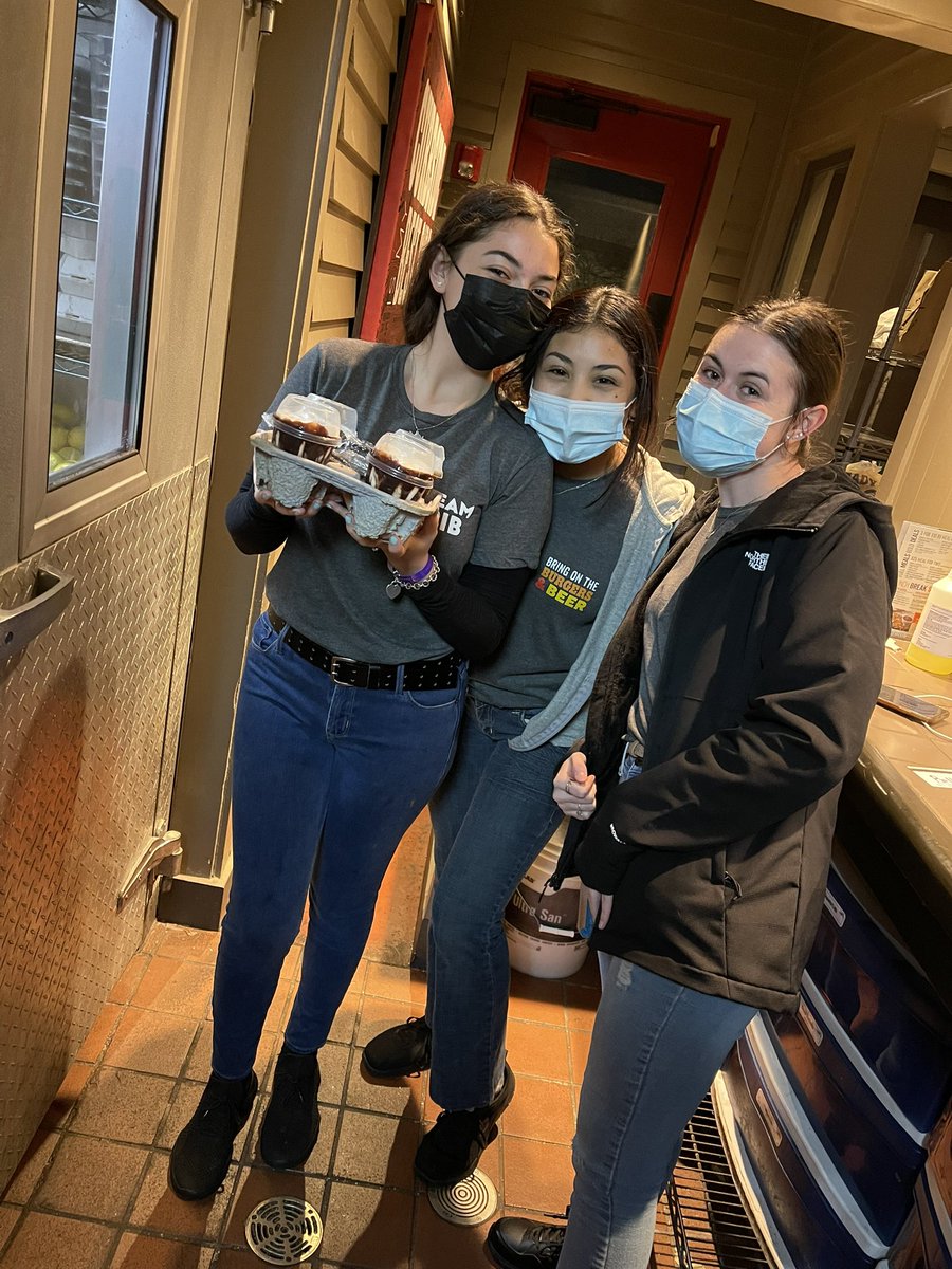 gump_ethan's tweet photo. Sundae Fundae (Sunday Funday?) at #chilis Oswego! The Pepper needed to cool off tonight with some ice cream and smiles from the team! Chiliheads like these need a bit of sweetness in their lives! Thanks, @yardbird83 for this opportunity!
 @clflesh @NicholasBPaxton https://t.co/mEaf5lWR0A