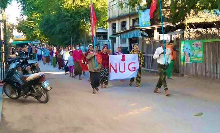 YuWarZin1's tweet photo. Locals of a village in ShweBo Tsp staged a marching strike to protest against Genocidal Dictatorship &amp; showed support to @NUGMyanmar this morning. #SanctionMOGE #2022Jan17Coup #WhatsHappeningInMyanmar https://t.co/NSRTep2k3d