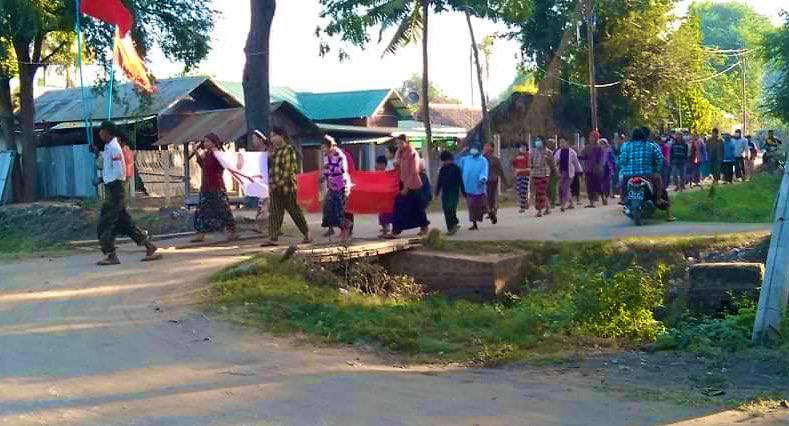 YuWarZin1's tweet photo. Locals of a village in ShweBo Tsp staged a marching strike to protest against Genocidal Dictatorship &amp; showed support to @NUGMyanmar this morning. #SanctionMOGE #2022Jan17Coup #WhatsHappeningInMyanmar https://t.co/NSRTep2k3d