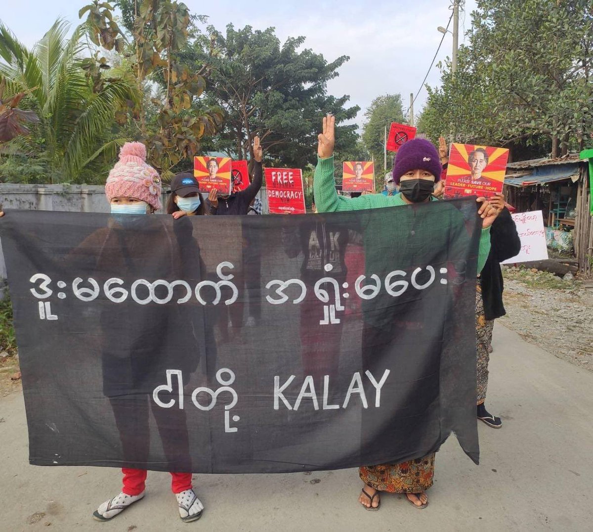 YuWarZin1's tweet photo. Locals of Kalay Tsp staged a protest against Genocidal Dictatorship as 344th day since Feb 2020 coup despite Junta’s brutality. #SanctionMOGE #2022Jan17Coup #WhatsHappeningInMyanmar https://t.co/i6S2xClPUL