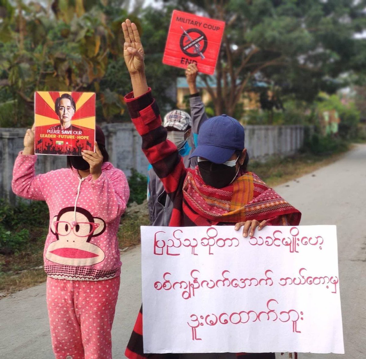 YuWarZin1's tweet photo. Locals of Kalay Tsp staged a protest against Genocidal Dictatorship as 344th day since Feb 2020 coup despite Junta’s brutality. #SanctionMOGE #2022Jan17Coup #WhatsHappeningInMyanmar https://t.co/i6S2xClPUL