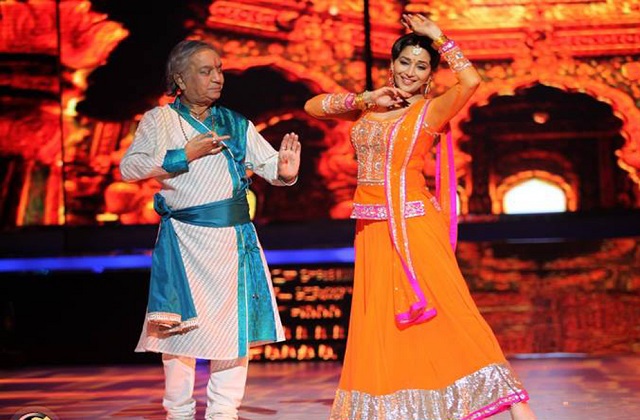 NariKesari's tweet photo. त पंडित बिरजू महाराज जी ने 'शतरंज के खिलाड़ी' से लेकर 'दिल तो पागल है', 'ग़दर', 'देवदास', 'डेढ़ इश्क़िया', 'बाजीराव मस्तानी' जैसी कई फिल्मों में नृत्य निर्देशन किया था।
#PanditBirjuMaharaj #BirjuMaharajchoreography #Madhuridixit #devdasmovie
https://t.co/VU4H3MkQHI https://t.co/zNRSRED90E