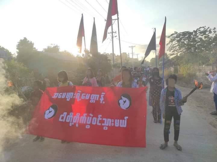 YuWarZin1's tweet photo. Ma Le Thar Students Union from Monywa led a protest to overthrow Genocidal Military this morning. #SanctionMOGE #2022Jan17Coup #WhatsHappeningInMyanmar https://t.co/OAGelbmqLG