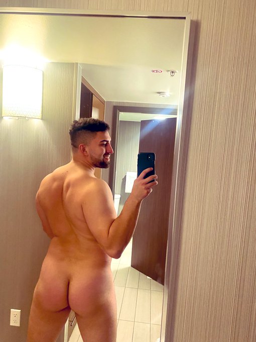 Left or right? 💭 👻🤔🤗 📥📥📥 Let me know in the Comment 🥺 https://t.co/f0mEutfYxY