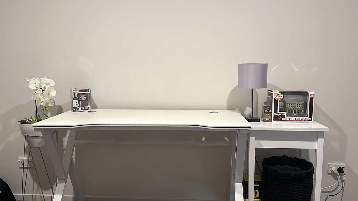 Jarvhmate's tweet photo. I’m making a comeback 👀 today my desk arrived, later this week my pc and peripherals will arrive and I’ll be grinding 😍 https://t.co/ezZ1Guzs8m