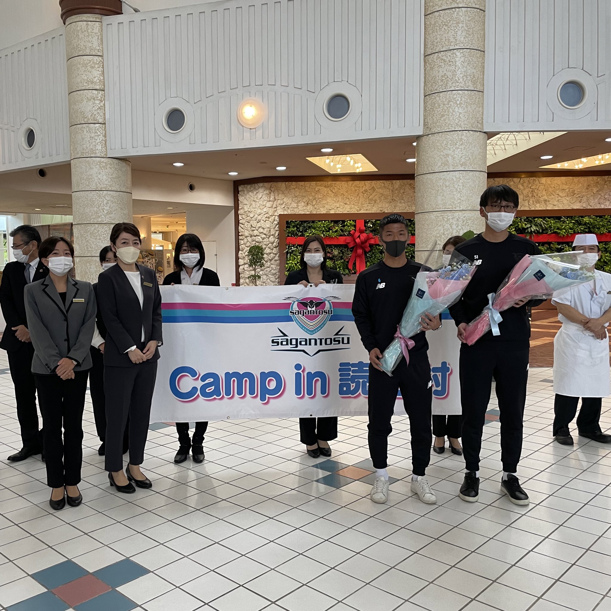 تويتر サガン鳥栖公式 على تويتر 沖縄 読谷村キャンプ 到着 空港に到着時は雨降り でしたが 雨も上がってきました ホテルの皆さんにはセレモニーで迎えていただき いよいよ沖縄キャンプのスタートです サガン鳥栖 読谷村 T Co