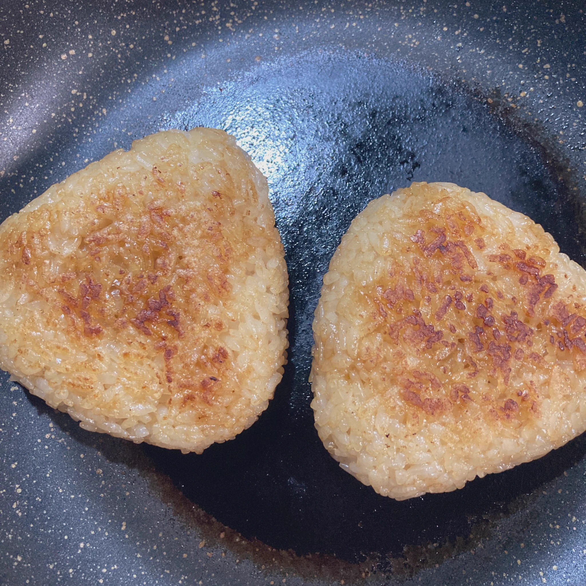 早速作ってみた。。。オイスターソース焼きおにぎり。⸜(*ˊᗜˋ*)⸝⋆*🍙
堪らない美味しさ。。。ニンニクの風味も最高でした！  