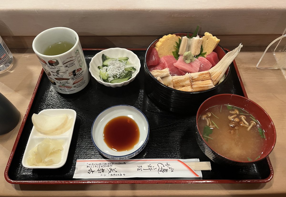 【おすすめランチ☆美家古寿司】 東京都中央区日本橋2-9-7 あなごとまぐろのハーフ丼1,600円。とても美味しく小鉢も付いた大満足ランチでした！！ 初訪問のこの日は12：45にシャリ終了。早