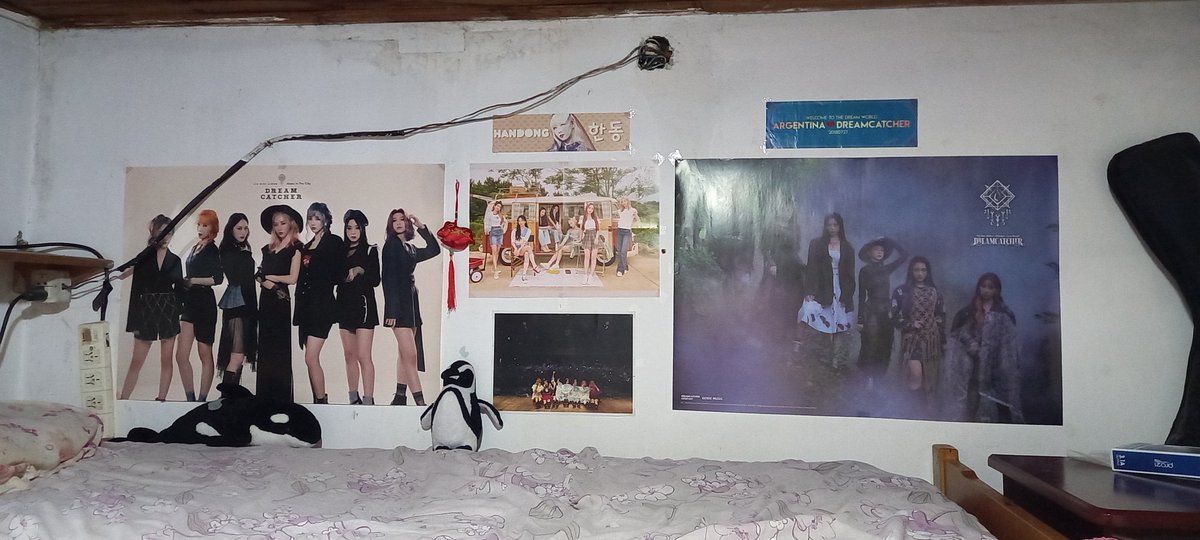 Dongentina's tweet photo. Upgrade 🥺 Ya era hora que modificara la decoración de mi pared ❤ es una lastima que no tengo lugar para los otros posters, así que los tengo que guardar 😔
@hf_dreamcatcher #Dreamcatcher
#5yearsWithDREAMCATCHER https://t.co/14IhFPupko