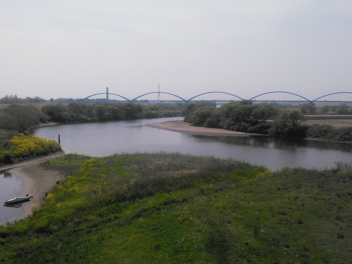 おはようございます(^^) いつか自転車で見た風景🌉 あいにくの天気ではあったんですけど、なんとなく印象に残ったので撮った橋です😆 この橋も長かったなあ