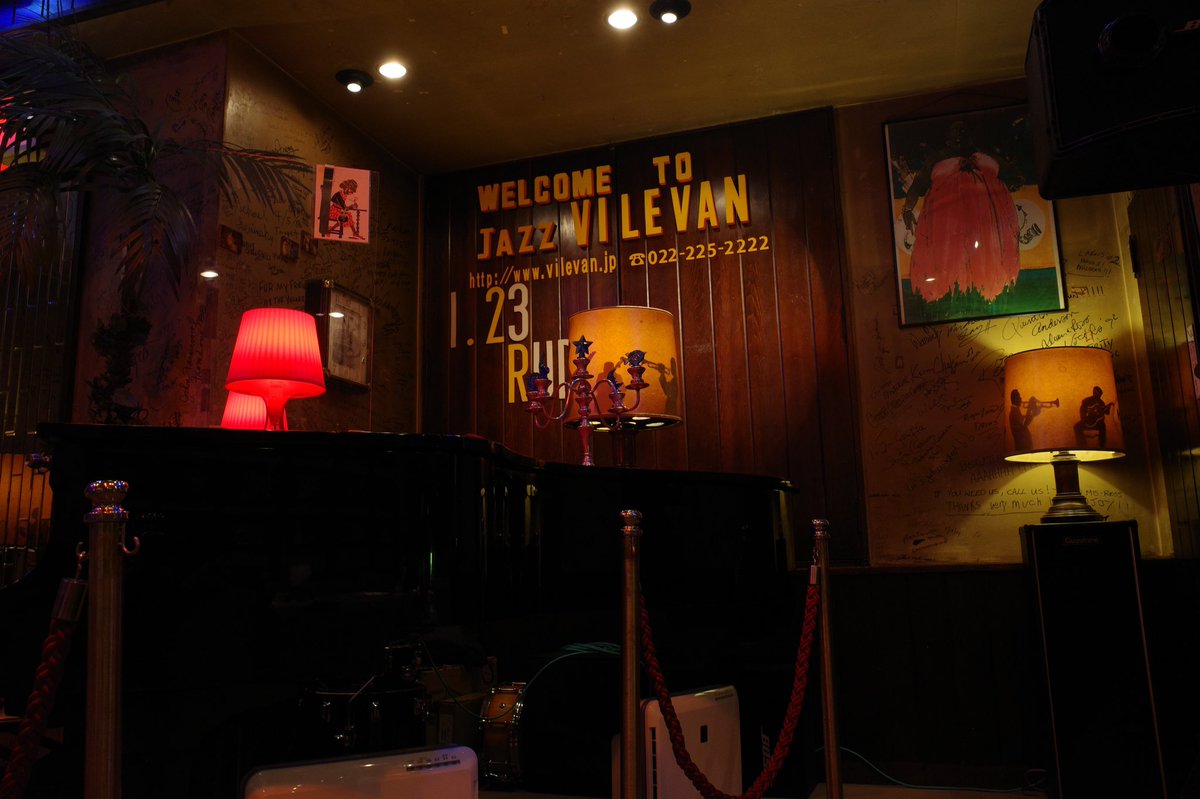 konno_shota's tweet photo. ロンドンで一度だけ行ったRonnie Scott'sを思い出しながらギネス。
そして当時ランチの定番だったチリコンカンを食べることができたエモ過ぎるコア仙台ナイト❷でした。
恥ずかしい経験も挫折も何も無駄じゃないことを教えてもらえたら気がしました。末ちゃんありがとう。
#vilevan https://t.co/jbzYWElJyX