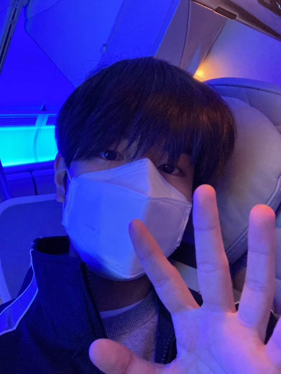 seungmin’s plane selcas for this trip 🥺❤️