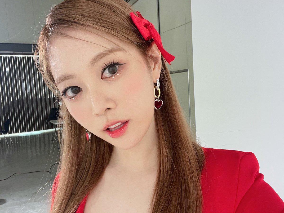 cherry bullet ; bora