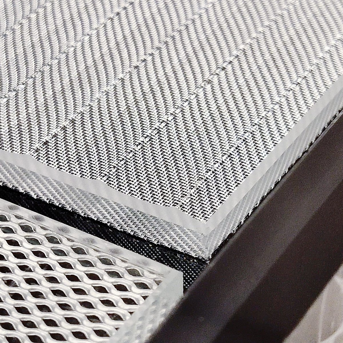 DdgGlass's tweet photo. The #modern #industrial style of your home can further be elevated through combination of unique #glass patterns #mirrors and designs. A harmonious blend of perspective awaits you.
#ddgglass #facadedesign #decorativeglass #laminatedgglass #honeycombglazing #meshglass https://t.co/FHdUOWcUrG