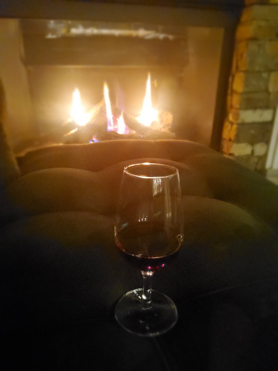 DocPMFT's tweet photo. 40 year old Port, fire and a snowy night https://t.co/DxwOVMbvTS