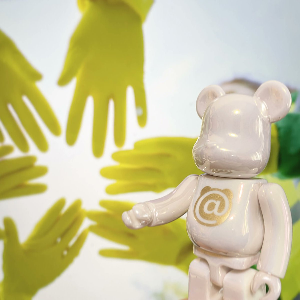 MEDICOM_TOY's tweet photo. 【Today's BE＠RBRICK】
おはようございます！本日は #防災とボランティアの日 です。阪神・淡路大震災の際にボランティア活動が活発化したことに因んで制定されたそうです。助け合いの心を忘れず、今日もげんきにがんばりましょう！
#bearbrick #ベアブリック #medicomtoy #メディコムトイ https://t.co/Bn7ffIi9XF