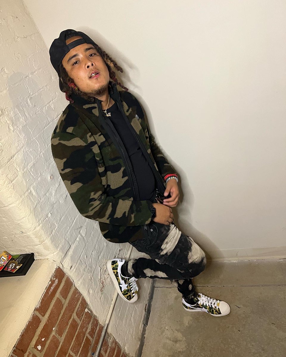 RRellDaRuler's tweet photo. 👨🏾‍🦱's Around Me Turn Monkey So I Buy Me Some More Bathing Ape 🦍🖤💚 @NoCap https://t.co/p52oPASG21