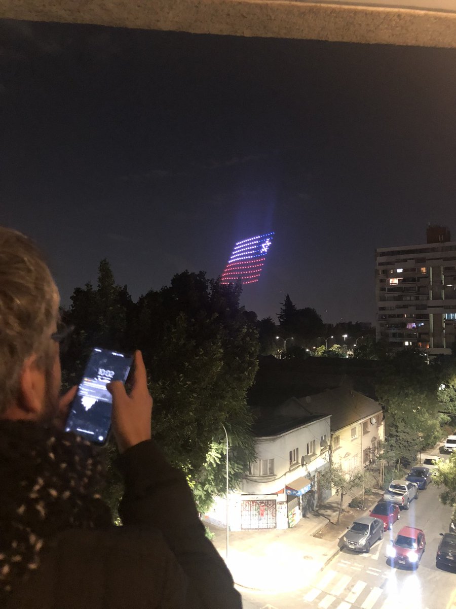 kamiluly27's tweet photo. Estaba al frente del Club Hípico, piso 6 y esta fue la mejor toma, se veía super bajo, la gente en la calle no vio nada y el@show super corto. Se suponía que se vería a 5km y nica. Bien penca en show, una pena. https://t.co/N32nWMlQeU