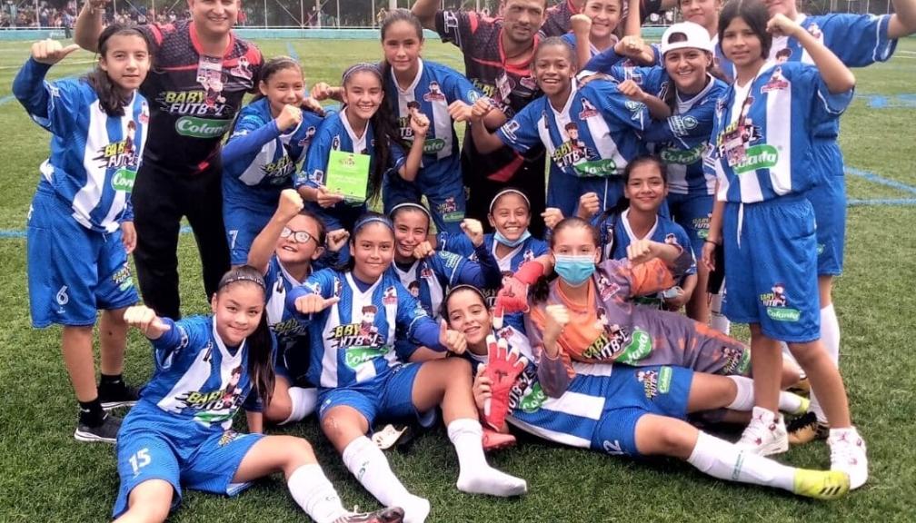 AlcaldiaDosq's tweet photo. La selección femenina de fútbol de Dosquebradas, dirigida por Carlos Ariel Osorio aseguró su clasificación a los cuartos de final de la Copa Baby Fútbol con el triunfo obtenido este 16 de enero en Medellín y con el que suma un total de 7 puntos. https://t.co/iMDQuZY88v