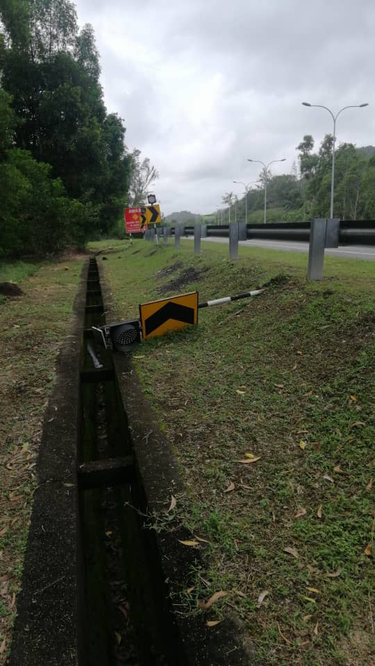 Kerja - kerja penyelenggaraan semula papan tanda jalan secara tenaga jabatan sekitar Kemaman.
<a href="/JKRMalaysia/">JKR Malaysia</a> <a href="/JKRTerengganu/">JKR Terengganu</a> <a href="/yusufghani200/">تذكرة</a> <a href="/MoALiS114/">MoALiS</a> <a href="/HasliJKR/">Hasli Ibrahim (Ir. Dr.)</a> <a href="/sabira69914729/">sabira</a> <a href="/Nadiah1209/">Nadiah</a>