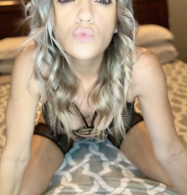 Would you stay in bed all day with me ❄️ https://t.co/hRwWMg7iYr<a href="/tag/fansly"class="tags"><span>#fansly</span></a>