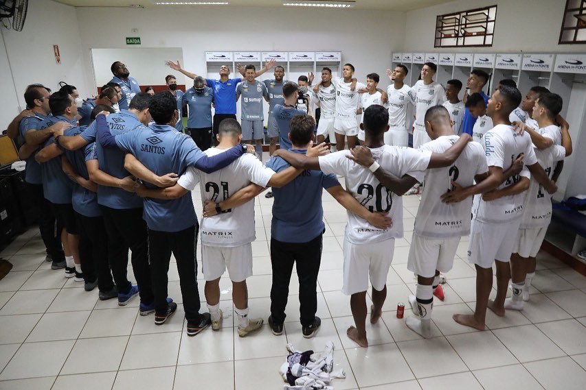 derickdasilva02's tweet photo. Unidos cada vez mais e com Deus guiando nosso caminho. Que venha as quartas, orgulho de vestir esse manto 🤍🖤⚽️🙏🏾
.
📸 Pedro Ernensto https://t.co/Z7cgZ4PgzV