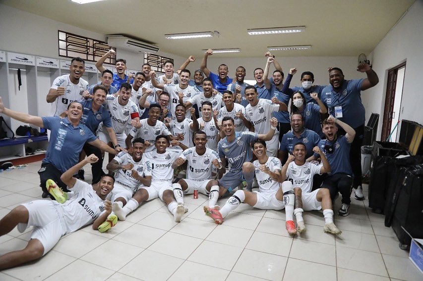 derickdasilva02's tweet photo. Unidos cada vez mais e com Deus guiando nosso caminho. Que venha as quartas, orgulho de vestir esse manto 🤍🖤⚽️🙏🏾
.
📸 Pedro Ernensto https://t.co/Z7cgZ4PgzV